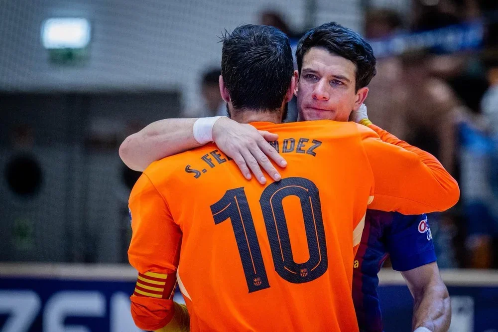 Sergi Fernández se abraza con Pablo Álvarez tras la final