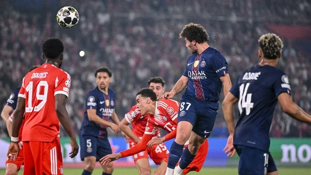 João Neves cabeceia para golo contra o Bayern Munique (Photo by Harry Langer/DeFodi Images/DeFodi via Getty Images)