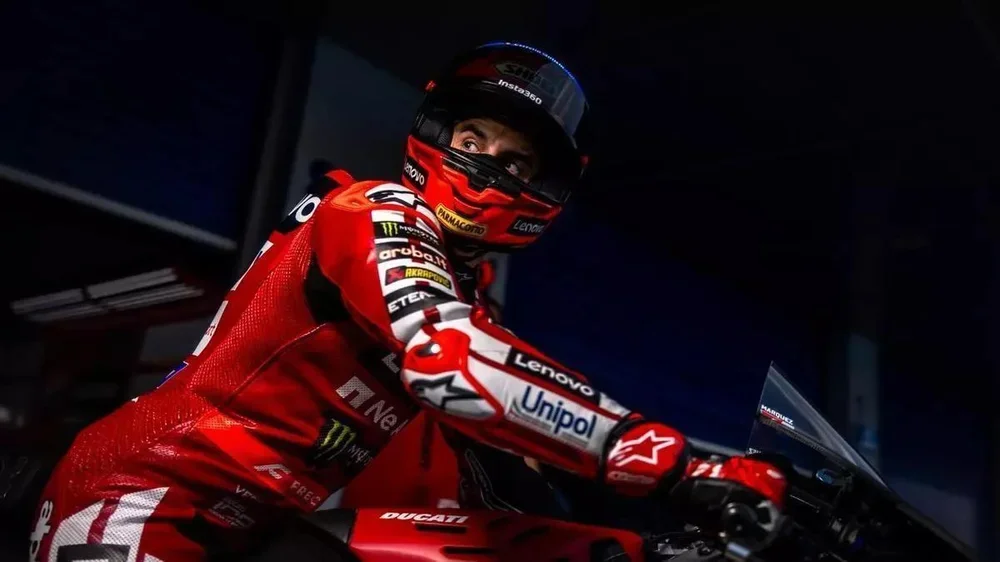 Marc Márquez (Ducati) mira al salir del taller del Lenovo Ducait, en Le Mans.