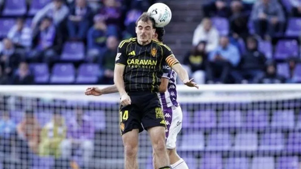 Francho Serrano pugna por un balón aéreo con un jugador del Valladolid el sábado.