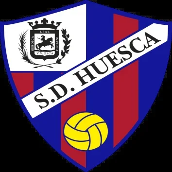 El Huesca comenzó golpeando en una jugada embarullada dentro del área del Racing en la que el equipo altoaragonés aprovechó el balón parado, su punto fuerte. Óscar Sielva se hizo con el control de la posesión en el área pequeña y batió a Eriksson para inaugurar el marcador. El Racing intentó devolver la igualada al marcador, pero se estrelló una y otra vez ante la poblada defensa del Huesca que se pudo ir al descanso con una mayor ventaja, pero el linier se encargó de anular un tanto por fuera de juego de Sergi Enrich.La entrada de Asier Villalibre en el descanso activó al Racing que consiguió el empate en el primer balón que tocó el delantero para batir de cabeza a Dani Martín. Minutos después, Álvaro Mantilla se coló por la banda derecha para recibir un pase de Íñigo Vicente y consumar la remontada en tan solo cinco minutos. Andrés Martín no falló a su cita con el gol para terminar de amarrar la victoria tras una nueva asistencia de Íñigo Vicente. Óscar Sielva recortó distancias desde el punto de penalti para meter el miedo en el cuerpo a los de José Alberto que cerraron con otra victoria en casa.
